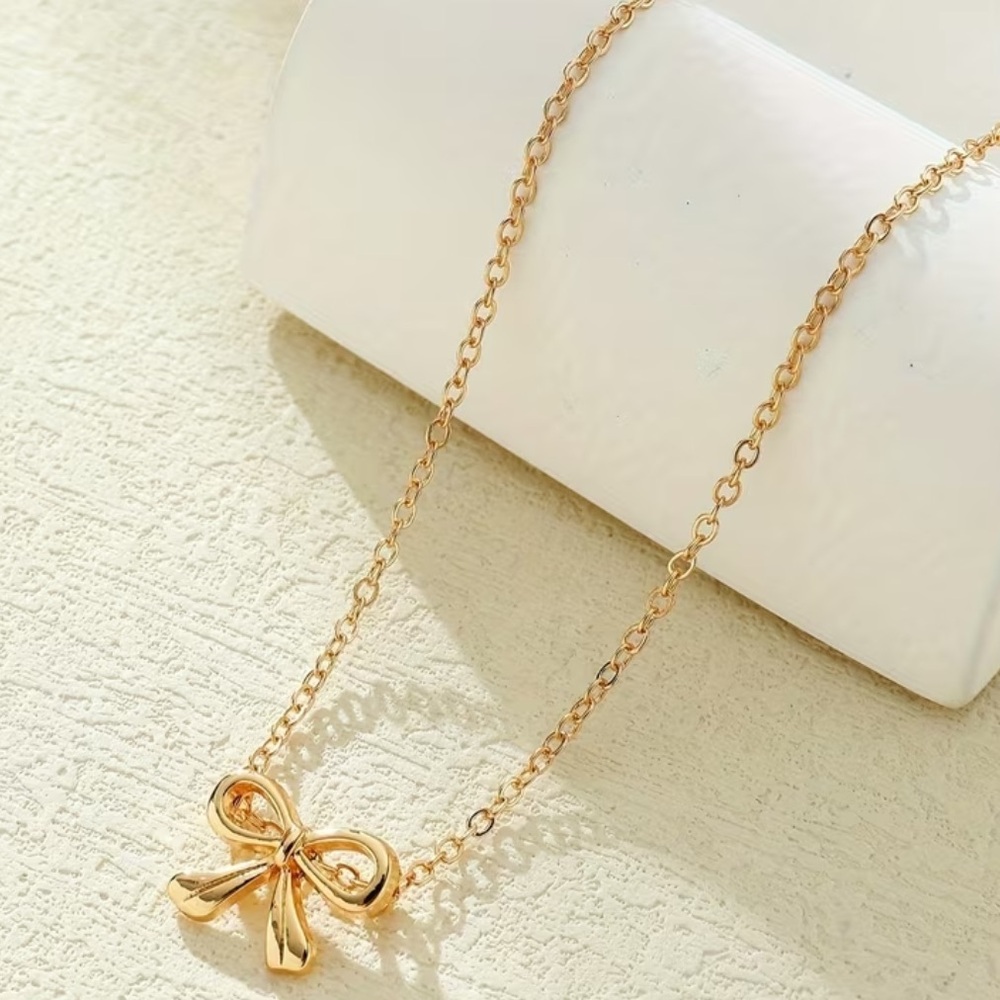 Elegant Gold Bow Necklace